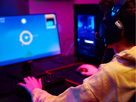 ゲーミング環境でPCを操作する男性