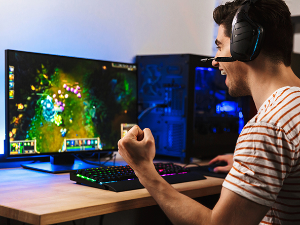 ゲームをしている男性