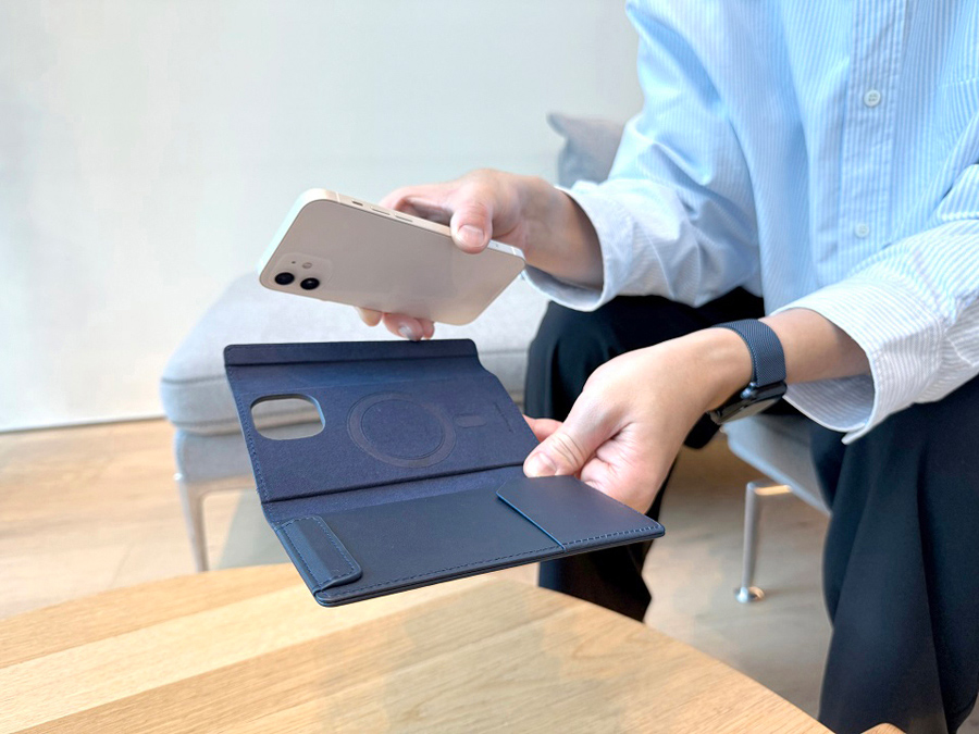  ></p>     <div class=description>iPhoneのMagSafe機能を活用することで、iPhone 12、iPhone 12 Pro、iPhone 13、iPhone 14、iPhone 15での利用が可能です。<br>取り外しも軽快なため、自宅では、ケースを外して利用したい方など、用途に合わせて使い方を選べます。</div>   </div></div>ご購入前に、必ずお客さま自身で対応機種をご確認ください。「 Itoya本革手帳型ケース 」の対応機種以外では、ご利用いただけません。<br><br>【商品の特徴】<br><br>ドコモと伊東屋が共同開発した、「究極の手帳型iPhoneケース」<br><br>・姫路産本革の上質な革かつ鮮やかなカラーバリエーション<br>　革の国内最大生産地である、姫路市の経験豊富なタンナーが仕上げた革を使用し、使い込むほどに手になじみ、艶の変化を楽しめます。<br><br>・バインダー構造<br>　書いたメモをバインダーに挟むことができ、挟んだ状態で記録も可能です。<br>　メモを手軽に挟むことができ、常に目に入る状態で保持が可能なため、覚え書きの紛失防止や意識付けができます。<br><br>・巻き型フリップ構造<br>　手帳型ケースを愛用している方の中には、電話をするときなどにケースを折りたたむ際、フリップ部分に煩わしさを感じることがあるかもしれません。<br>　もしくは、手帳型ケースを使いたいけれど、操作性を重視してシェルケースを選択している方もいるかもしれません。<br>　Itoya本革手帳型ケースではフリップを裏返すとマグネットで留めることができ、今までの手帳型ケースにはなかった片手での保持が可能です。<br><br>・背面カードポケット<br>　手帳型ケースは内側にカードポケットがあるものが多いですが、外側にもカードポケットを取り付けました。<br>　外側に取り付けることによって、バインダー構造を邪魔せず、軽快にカードの取り出しが可能です。<br>　カードを収納したままでもタッチ決済や交通系ICなどをご利用いただけます。<br><br>・仮置きポケット<br>　「少しの間、置いておきたい。」「忘れないようにしたいことがある。」<br>　そんなときには、ケース下部の仮置きポケットに収納できます。<br>　バインダー部分でメモ書きをし、こちらのポケットに収納するといった使い方も可能です。<br><br>・内側大ポケット<br>　「メモを持ち運びたいけれど、バインダー部分だと電車や町中で人目が気になる...」<br>　「スマホケースには収納力を重視しているので、ポケットがたくさんほしい。」<br>　そんなこともあるかもしれません。Itoya本革手帳型ケースには、内側にも大ポケットがあるので、メモやカードなどを収納できます。<br><br>・機種変更後も利用可能なマルチ構造<br>　iPhoneのMagSafe機能を活用することで、iPhone 12、iPhone 12 Pro、iPhone 13、iPhone 14、iPhone 15での利用が可能です。<br>　取り外しも軽快なため、自宅では、ケースを外して利用したい方など、用途に合わせて使い方を選べます。<br><br>・MagSafeハイブリッドケースとの併用可能<br>　端末を保護するケース部分がないと不安な場合は、docomo select純正のMagSafeハイブリッドケースを併用いただくことで、端末保護のケースを付けたまま手帳に装着することも可能です。※iPhone 15に限る。<br><br><br>【商品の仕様】<br><br>■カラー：ブラウン<br><br>■サイズ：W83×D23×H152mm<br><br>■重量：97g<br><br>■素材：本革、PUレザー、マグネット、スチール<br>※この商品は配送日指定されても無効となり最短出荷となります。</div>
				<!--  /CMS編成：商品情報  -->
			</div>
			<div class=