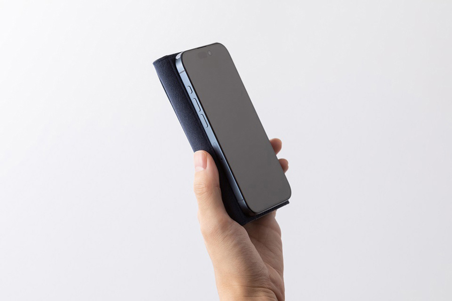  ></p>     <div class=description>手帳型ケースを愛用している方の中には、電話をするときなどにケースを折りたたむ際、フリップ部分に煩わしさを感じることがあるかもしれません。<br>もしくは、手帳型ケースを使いたいけれど、操作性を重視してシェルケースを選択している方もいるかもしれません。<br>Itoya本革手帳型ケースではフリップを裏返すとマグネットで留めることができ、今までの手帳型ケースにはなかった片手での保持が可能です。</div>   </div>   <div class=pointPt02>     <p class=ttlTypeN ttl-c03  ttlFont-W>■機能性抜群のポケット構造</p>     <p class=single><img src=https://shop.hikaritv.net/contents/shop/plala/campaign/d_cabinet/rich/2010126030_04.jpg alt=