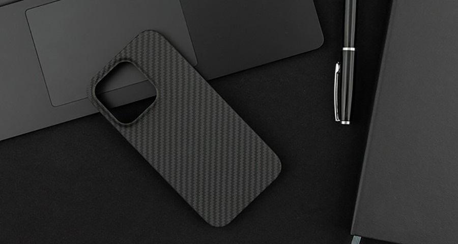  ></p>     <div class=description>ほかにも耐熱性、非磁性、耐衝撃、振動減衰効果…とこの素材、性能の高さは尋常じゃありません。露出部分は最小限にして、スマホの外周すべてをカバーしてくれます！<br><br>なめらかで手にしっとり馴染むマットな肌触りも癖になる質感も魅力の一つ。秘密は特殊コーティングによる光沢を抑えた艶消仕上げです。<br>さらにうれしいのが、複数のコーティング処理によって実現された汚れにくさ。長くこの『DURO』をお使いいただくことができます。</div>   </div>  商品仕様<br>   サイズ       W72.8×D10.5×H148.5mm<br>   重量       約11g<br>   素材       アラミド繊維（米国デュポン社製ケブラー1500D）<br></div>【商品の特徴】<br>■驚きの軽さにフィット感。宇宙船に使用される素材でスマートに守る！<br><br>ドコモオンラインショップでも人気の『DURO（デューロ）』ケース、新機種に対応して再登場！シンプルでクールなデザインの『DURO』。人気の理由はデザインだけではありません。ここでは、秘められた魅力を存分にお届けします。<br><br>■防弾チョッキの使用素材で大切なあなたのスマホを保護！持ちやすさもぐっとアップ。<br><br>この『DURO』に贅沢に使われている素材、「米国デュポン社製ケブラー」をご存じでしょうか？この素材、宇宙船や飛行機、レーシングカーに防弾チョッキなどで頑丈さが要求される部位に幅広く使われている「アラミド繊維」のなかで、さらにトップクラスの素材！<br>同じ重さの鋼鉄よりなんと約5倍も強い硬度なんです。<br><br>商品仕様<br>サイズW72.8×D10.5×H148.5mm<br>重量約11g<br>素材アラミド繊維（米国デュポン社製ケブラー1500D）<br><br>ご使用においての注意事項<br>・本製品は対応機種（以下、機器）専用です。<br>・本製品の取り付け、取り外しはお客さまの責任において行ってください。<br>・本製品は機器本体への傷や汚れを完全に防ぐものではありません。<br>・本製品装着時において、すべての機能・動作を保証するものではありません。<br>・装着する前に機器本体や本製品に付いているほこりや油分・水分、ごみなどをよく拭き取ってから使用してください。機器本体への傷の原因となります。<br>・ワイヤレス充電をご利用時に正常に充電されない場合は、本製品を外してご利用ください。<br>・接続機器が装着できない場合は、本製品を外してご利用ください。<br>・本製品を加工したり、引っ張ったり、重いものを載せたりしないでください。<br>・直射日光の当たる場所、高温多湿の場所、乳幼児の手の届く場所を避けて保管してください。<br>・お客さまのご使用状況・環境などにより、変色する場合があります。<br>・本製品を加熱したり、火気に近づけたりしないでください。また、使用状況により、本製品の色が接触したものへ色移りすることがあります。<br>・本製品に汚れなどが付いた場合は、柔らかい生地で軽く拭き取ってください。その際、除光液・洗剤・ベンジン・シンナー・アルコールなどの溶剤は使用しないでください。色落ち・変色の原因となります。<br>・皮膚に異常を感じたときは、すぐに使用を止め、専門医にご相談ください。お客さまの体質・体調によっては、かゆみ・かぶれ・湿疹などを生じる場合があります。<br>・機器本体の破損や故障、データの損失、消滅などについては一切の責任を負いかねますので、あらかじめご了承ください。<br>・商品およびパッケージは予告なく変更になることがあります。<br>・その他本製品に記載している会社名・製品名は各社の商標または登録商標です。<br><br><br><br>ドコモ純正 Galaxy S23 ケース SC-51D ブラック DURO アラミド繊維 ケブラー素材採用 超軽量 高強度 耐衝撃 薄型 カバー Deff<br>※この商品は配送日指定されても無効となり最短出荷となります。</div>
				<!--  /CMS編成：商品情報  -->
			</div>
			<div class=