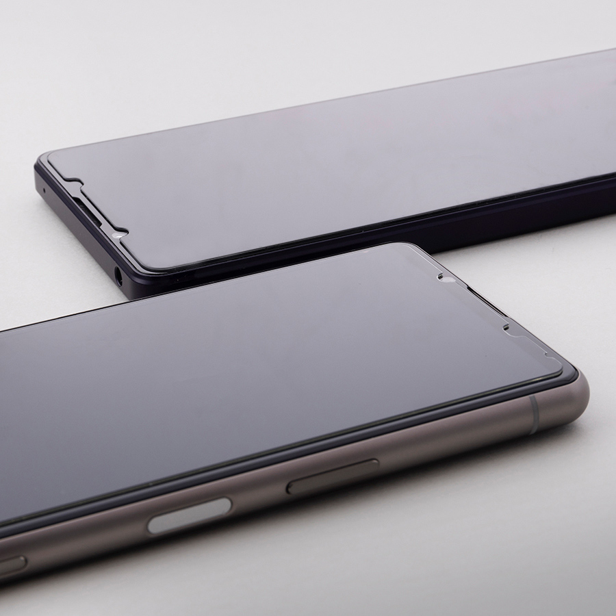 ><br><br>光の透過率が高く、高画質な写真や動画がキレイに見えます。<br>水や油をはじくフッ素コーティングにより、指紋汚れの拭き取りもかんたんです。<br><br>■傷に強い表面硬度9H<br>硬度9Hの鉛筆で引っかき試験をしても傷が付かない、表面硬度の高いガラスを使用。<br><br>■ブルーライトカット付き<br>疲れ目やドライアイの原因となるブルーライトをカットし、目への負担を軽減します<br><br>■あんしんの抗菌・抗ウイルス<br><br><img src=https://shop.hikaritv.net/contents/shop/plala/campaign/d_cabinet/rich/5029000086_4.jpg width=100% height=auto alt=