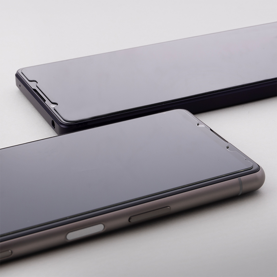 ><br><br>光の透過率が高く、高画質な写真や動画がキレイに見えます。<br>水や油をはじくフッ素コーティングにより、指紋汚れの拭き取りもかんたんです。<br><br>■傷に強い表面硬度9H<br>硬度9Hの鉛筆で引っかき試験をしても傷が付かない、表面硬度の高いガラスを使用。<br><br>■ブルーライトカット付き<br>疲れ目やドライアイの原因となるブルーライトをカットし、目への負担を軽減します<br><br>■あんしんの抗菌・抗ウイルス<br><br><img src=https://shop.hikaritv.net/contents/shop/plala/campaign/d_cabinet/rich/5029000091_4.jpg width=100% height=auto alt=