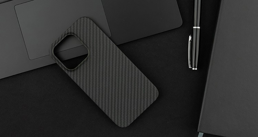  ></p>     <div class=description>露出部分は最小限にして、スマホの外周すべてをカバーしてくれます！</div>   </div>   <div class=pointPt02>     <p class=ttlTypeN ttl-c03  ttlFont-W>なめらかで手にしっとり馴染むマットな肌触りも癖になる質感も魅力の一つ。</p>     <p class=single><img src=